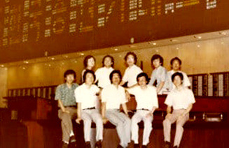 1979년 전자시세게시판을 테스트하면서 기념사진을 찍고 있는 한국증권거래소(코스콤) 직원들 [출처:코스콤]